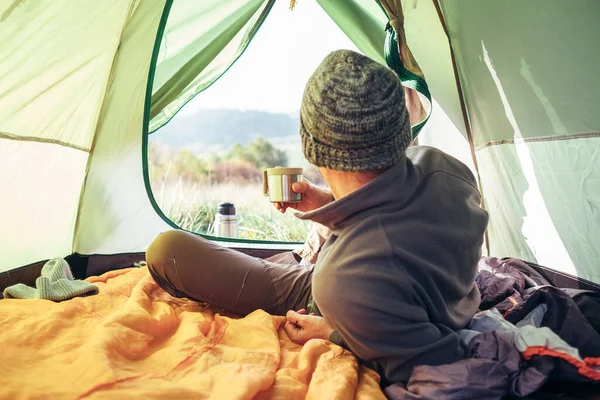 テントからの眺め 山の丘のパノラマを見る旅行者 — ストック写真