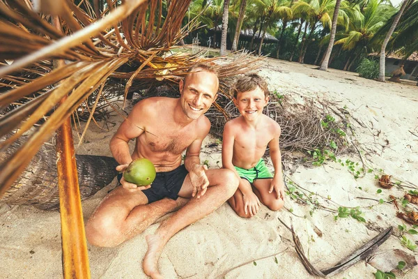 Vader Zoon Zitten Zelfgemaakte Hut Spelen Robinzones — Stockfoto