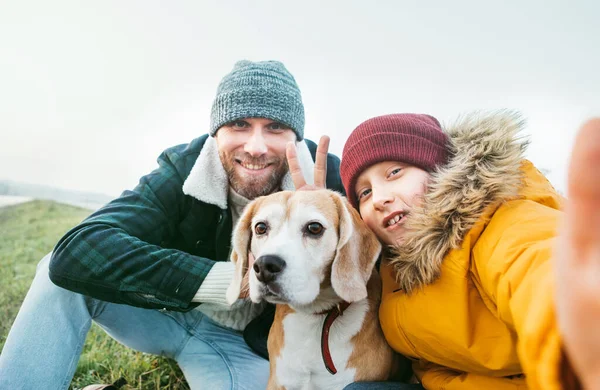 Otec Syn Oblečeni Teplém Oblečení Selfie Fotografie Jejich Nejlepším Členem — Stock fotografie