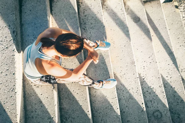 Mujer Descansa Las Escaleras Después Del Conjunto Ejercicios —  Fotos de Stock