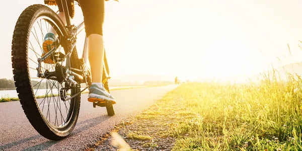 Nainen Jalat Bycikle Poljin Auringonlaskussa — kuvapankkivalokuva