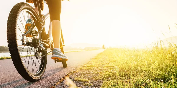 Donna Piedi Sul Pedale Bicicletta Luce Del Tramonto — Foto Stock