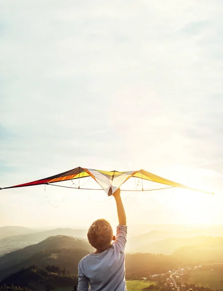 飛行の夢の中で 男の子は彼の頭に凧を取ります — ストック写真