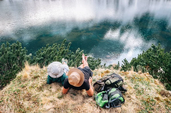 Far Och Son Backpackers Koppla Efter Lång Promenad Nära Den — Stockfoto