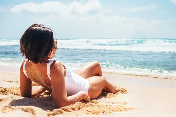 Frau Nimmt Sonnenbad Tropischen Strand — Stockfoto