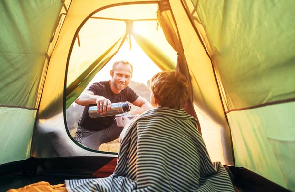 Père Fils Préparent Pour Camping Montagne Boire Thé Dans Tente — Photo