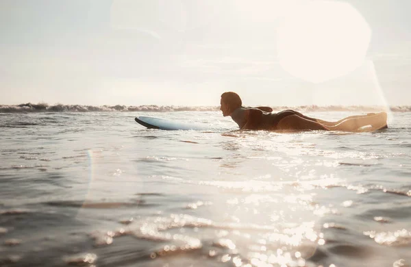 Mulher Surfista Flutuando Prancha Surf Longo Direção Linha — Fotografia de Stock