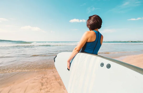 Mulher Com Longboard Surf Estadia Praia Oceano — Fotografia de Stock