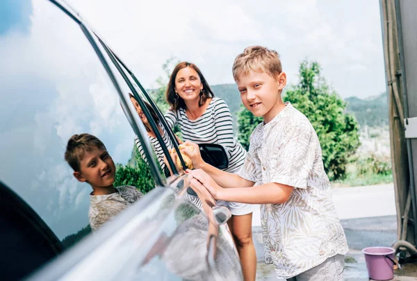 Mãe Filho Lavar Carro Juntos — Fotografia de Stock