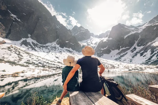 Aktivní Rodinný Volný Čas Jarní Letní Turistika Otec Syn Odpočívají — Stock fotografie