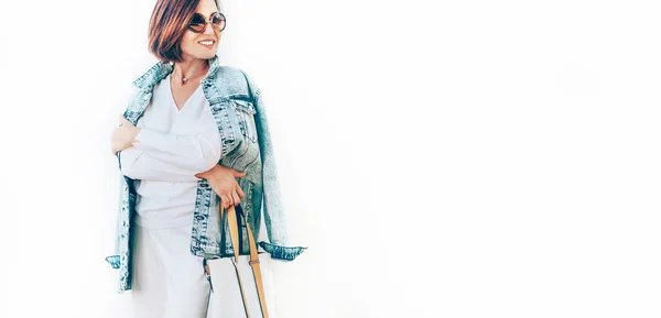 Жінка Елегантному Вбранні Опуклою Джинсовою Курткою Міська Вулична Мода — стокове фото