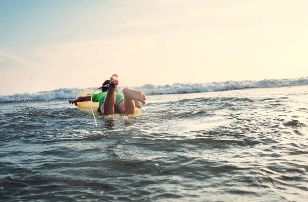 Rapaz Flutua Prancha Surf Surfista Iniciante Primeiras Lições — Fotografia de Stock