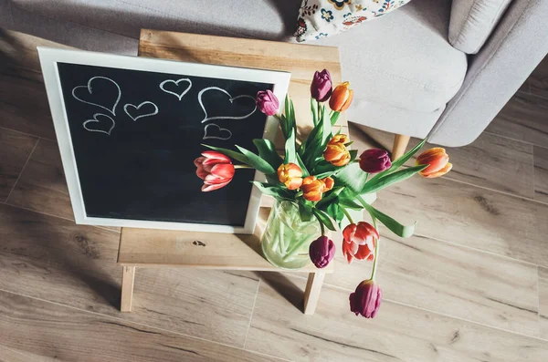 Barevné Tulipány Váze Challk Desky Jsou Podlaze Obývacím Pokoji — Stock fotografie