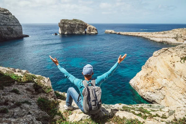 Hombre Viajero Siente Libre Seeting Costa Rocosa Laguna Azul — Foto de Stock