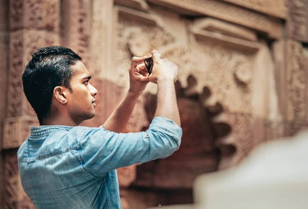 Miejscowy Turysta Robi Mobil Zdjęcie Indiańskiego Architekta Widok — Zdjęcie stockowe