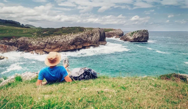 Backpacker Ταξιδιώτη Απολαύσετε Όμορφο Τοπίο Στη Θάλασσα — Φωτογραφία Αρχείου