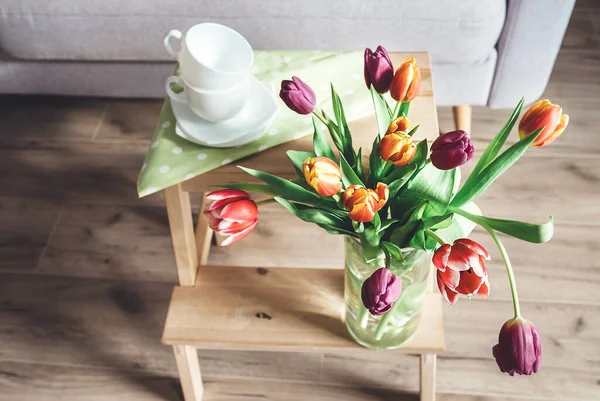 花瓶里新鲜的郁金香舒适的家春天的装饰 — 图库照片