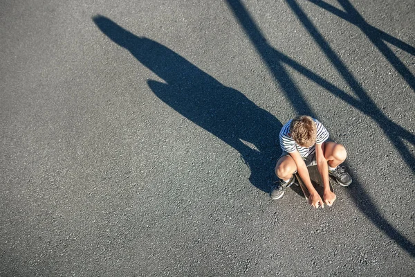 没有朋友的孤独男孩坐在滑板上 儿童孤独概念形象 — 图库照片