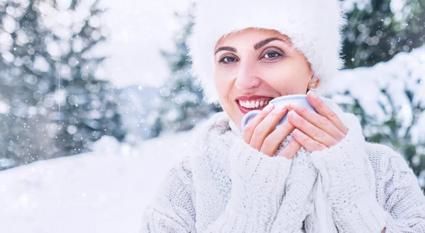 Femme Souriante Tricot Confortable Chapeau Fourrure Avec Tasse Boisson Chaude — Photo