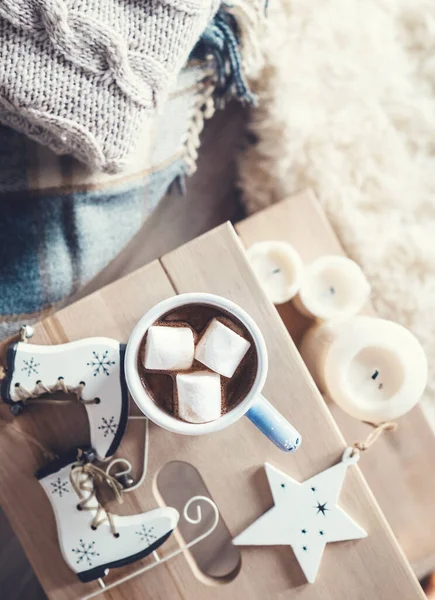 热巧克力和棉花糖糖果在甜蜜舒适的家庭内部 圣诞节的气氛 — 图库照片