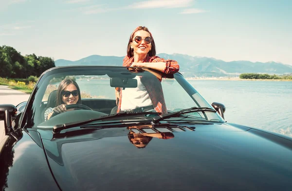 Due Amiche Viaggiano Insieme Auto Cabriolet — Foto Stock