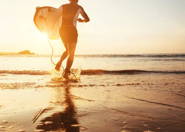 Людина Серфер Біжить Океані Дошкою Серфінгу Під Час Заходу Сонця — стокове фото