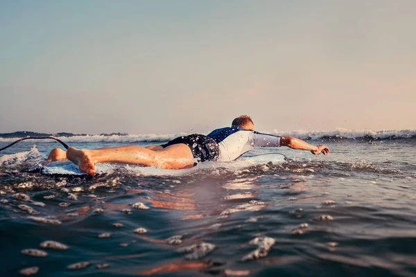 Homme Surfeur Nager Sur Planche Surf Ligne Des Vagues — Photo