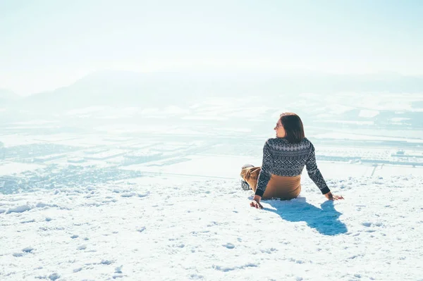 Žena Sedí Zasněženém Kopci Nad Městem Slunečné Zima Krásné Počasí — Stock fotografie