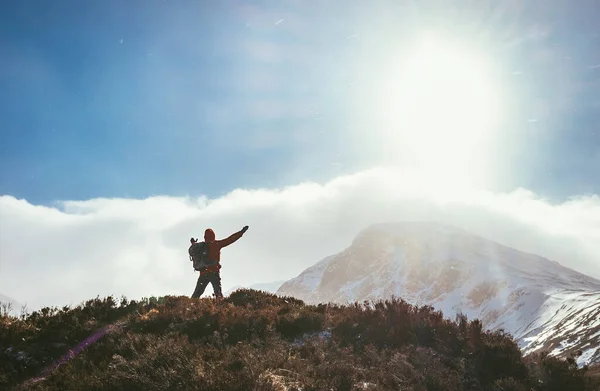Mountain Hiker Greeting Sun Highland — Stock Photo, Image