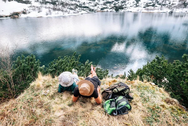 Otec Syn Backpackers Relaxovat Dlouhé Procházce Blízkosti Krásného Jezera — Stock fotografie