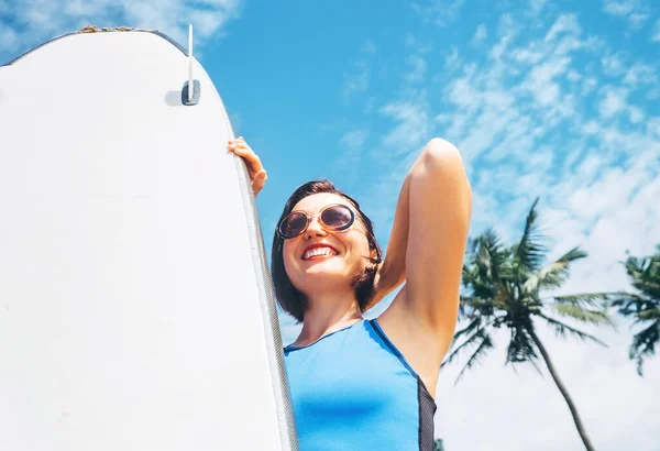 Χαρούμενη Χαμογελαστή Γυναίκα Σανίδα Του Σερφ Στην Τροπική Παραλία — Φωτογραφία Αρχείου