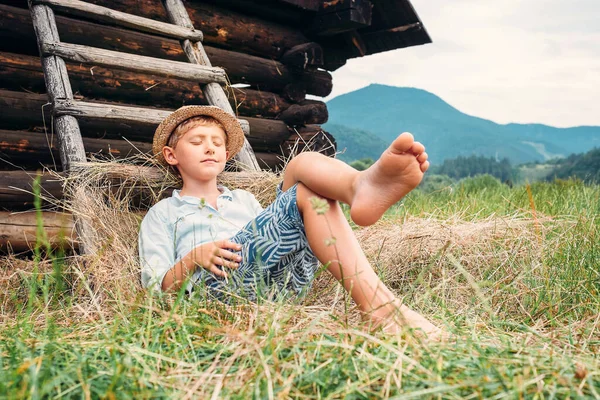 Pojke Halmhatt Ligger Nära Ladan — Stockfoto