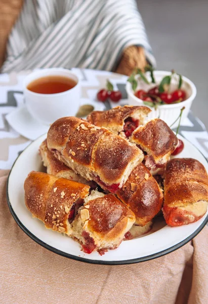 Hembakat Croissant Med Färska Körsbär Från Trädgården — Stockfoto