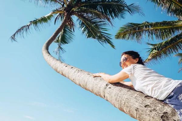 Mujer Yace Palmera Imagen Concepto Vacaciones Verano —  Fotos de Stock