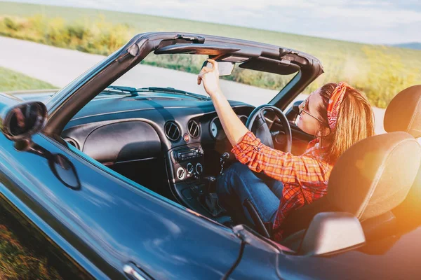 Mujer Conducir Coche Cabriolet —  Fotos de Stock