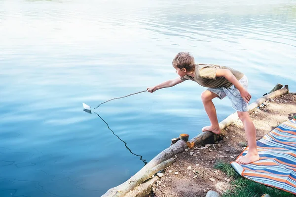Jongen Lanceert Papieren Boot Het Meer — Stockfoto