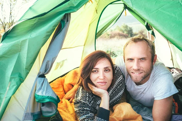 Retrato Matrimonio Pareja Reúnen Mañana Tienda Color Verde Sonriente Gente — Foto de Stock