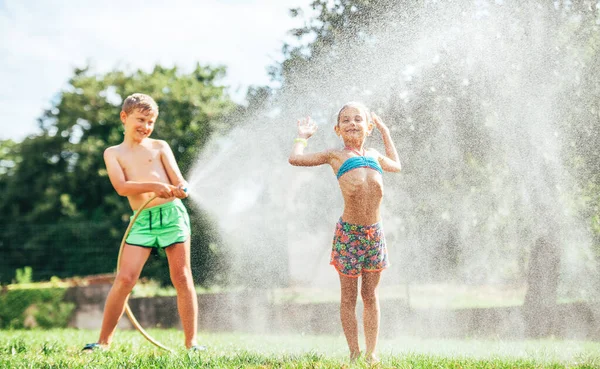 Deux Enfants Heureux Rafraîchissent Avec Eau Saupoudrer Dans Après Midi — Photo