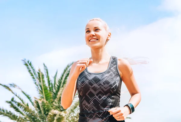 Happy Smiling Running Girl Portrait — Stock Photo, Image