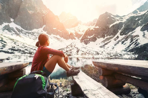 Mujer Viajero Descansa Cerca Lago Montaña Con Hermosa Vista Sobre — Foto de Stock