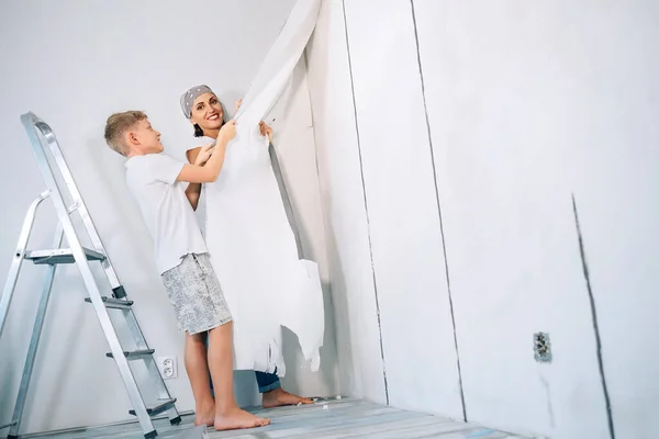 Mère Fils Enlèvent Les Papiers Peints Mur Préparent Chambre Pour — Photo