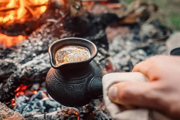 Kochen Von Kaffee Türkischem Cezva Auf Lagerfeuer Kohlen Luxuscampingkonzept — Stockfoto