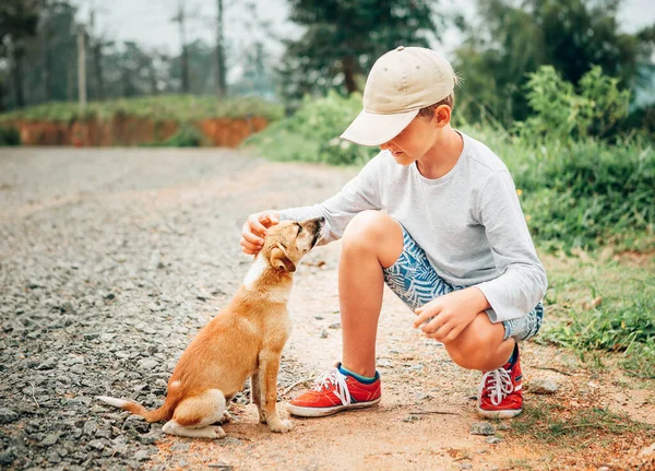 Băiatul Întâlnit Căţeluş Fără Adăpost Stradă — Fotografie, imagine de stoc