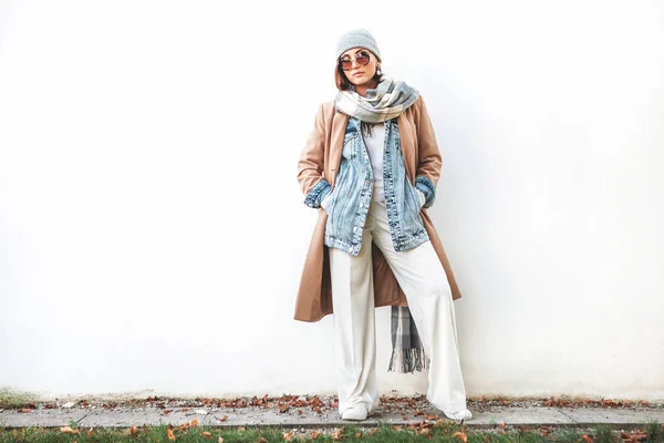 Çok Katmanlı Sonbahar Kıyafeti Giymiş Bir Kadın — Stok fotoğraf