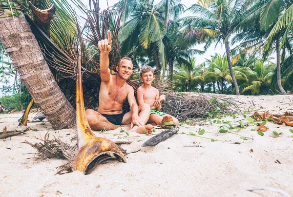 Som Skeppsbrott Far Och Son Leker Tillsammans Tropisk Strand — Stockfoto