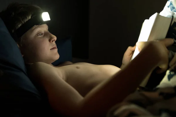 Lesung Bett Beim Nächtlichen Konzeptfoto Kleiner Leserjunge Nutzt Die Stirnlampe — Stockfoto