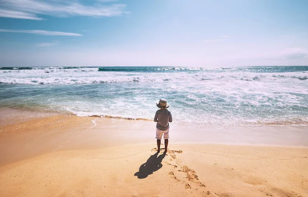 Μικρό Αγόρι Μείνει Στην Παραλία Του Ωκεανού Ηλιόλουστη Μέρα — Φωτογραφία Αρχείου