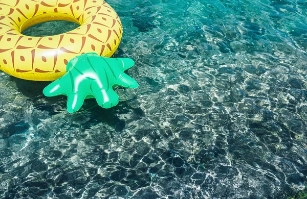 Kristallklart Vatten Havet Lagunen Med Ljusa Uppblåsbara Ananas Pool Ring — Stockfoto