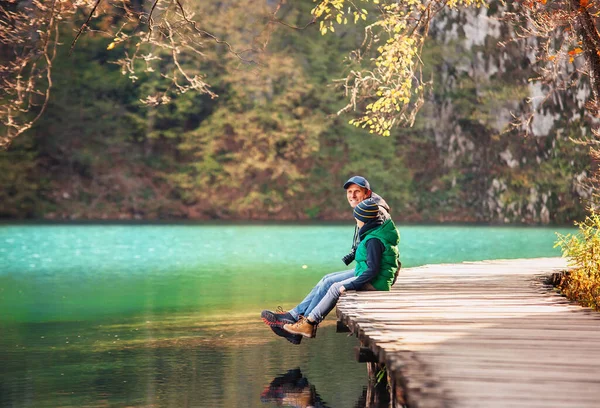 Padre Con Hijo Sentarse Puente Cerca Del Lago Montaña Parque — Foto de Stock