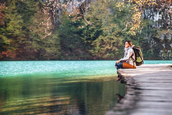 Femme Voyageur Assis Sur Pont Bois Sur Lac Montagne Jour — Photo